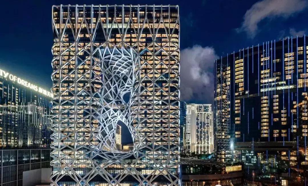 全世界地标性建筑排名前十,全球十大摩天大楼、中国有六座：上海中心大厦、北京中信大厦、平安金融中心等